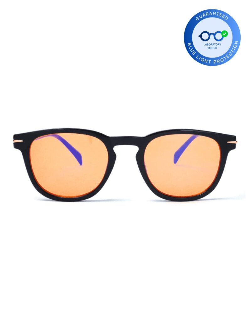 Brille mit schwarzem Gestell, orangen blaulichtfilternden Gläsern und blauem Schutzsiegel