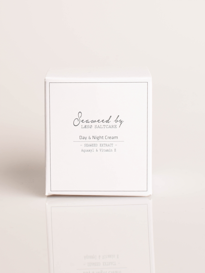 Weiße Verpackung der Seaweed by Læsø Saltcare Day & Night Cream im minimalistischen Kosmetikdesign