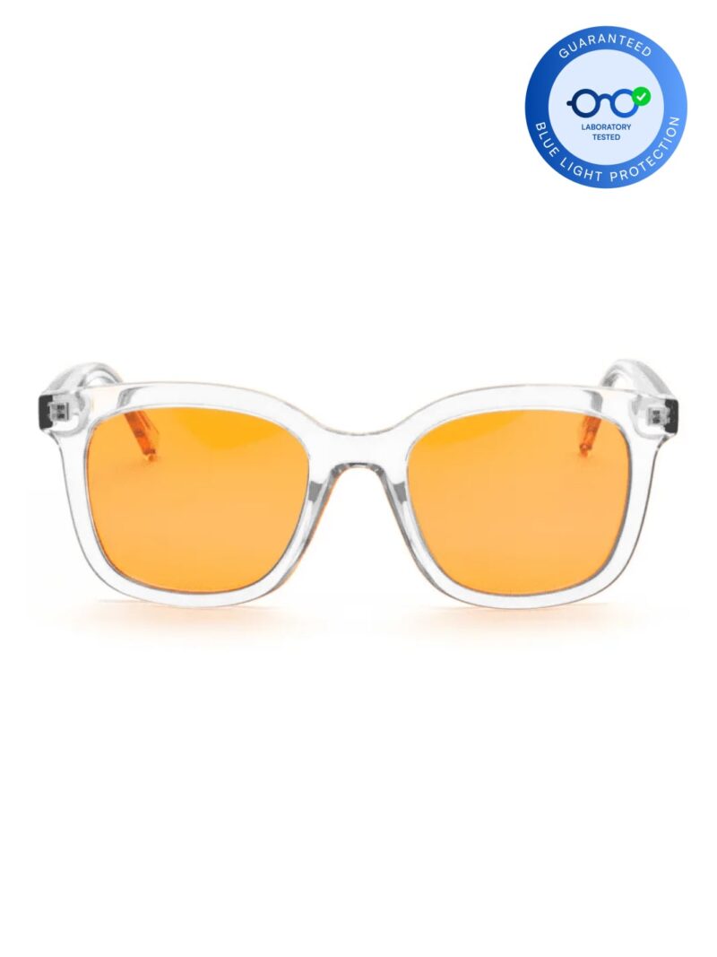 Brille mit klarem Gestell, orangen Blaulichtfiltergläsern und modernem Wayfarer-Design