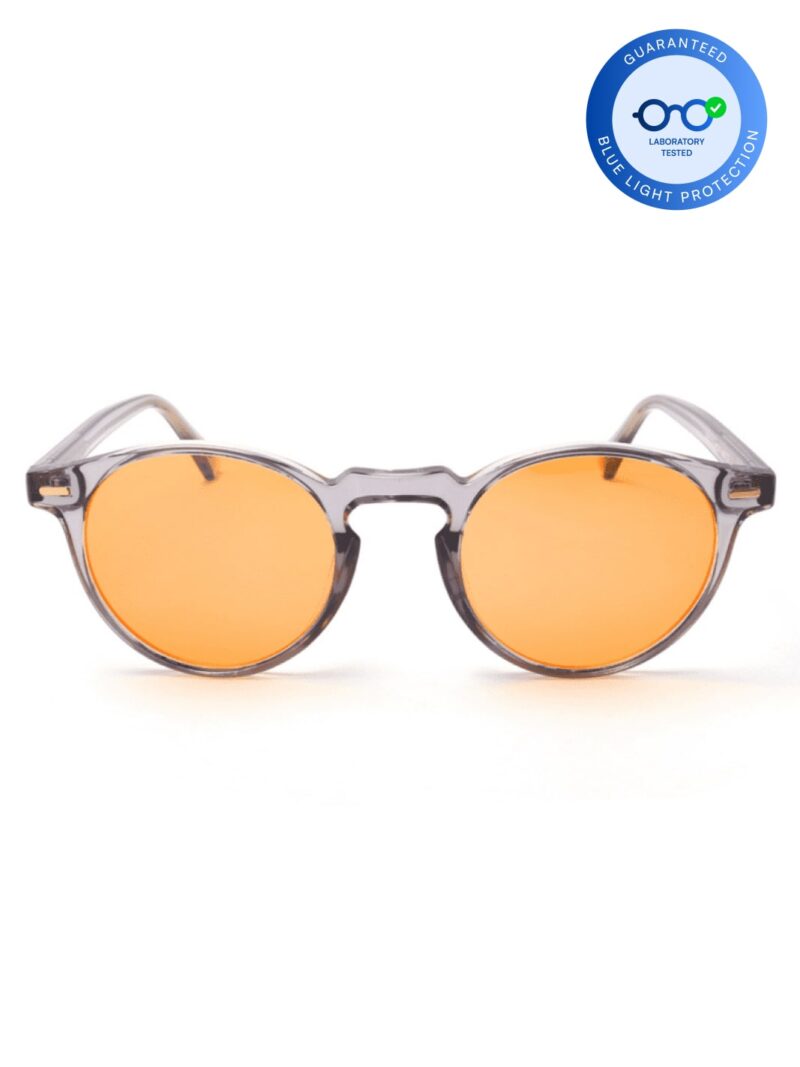 Runde Brille mit grau-transparentem Gestell und orangen Gläsern mit Blaulichtschutz