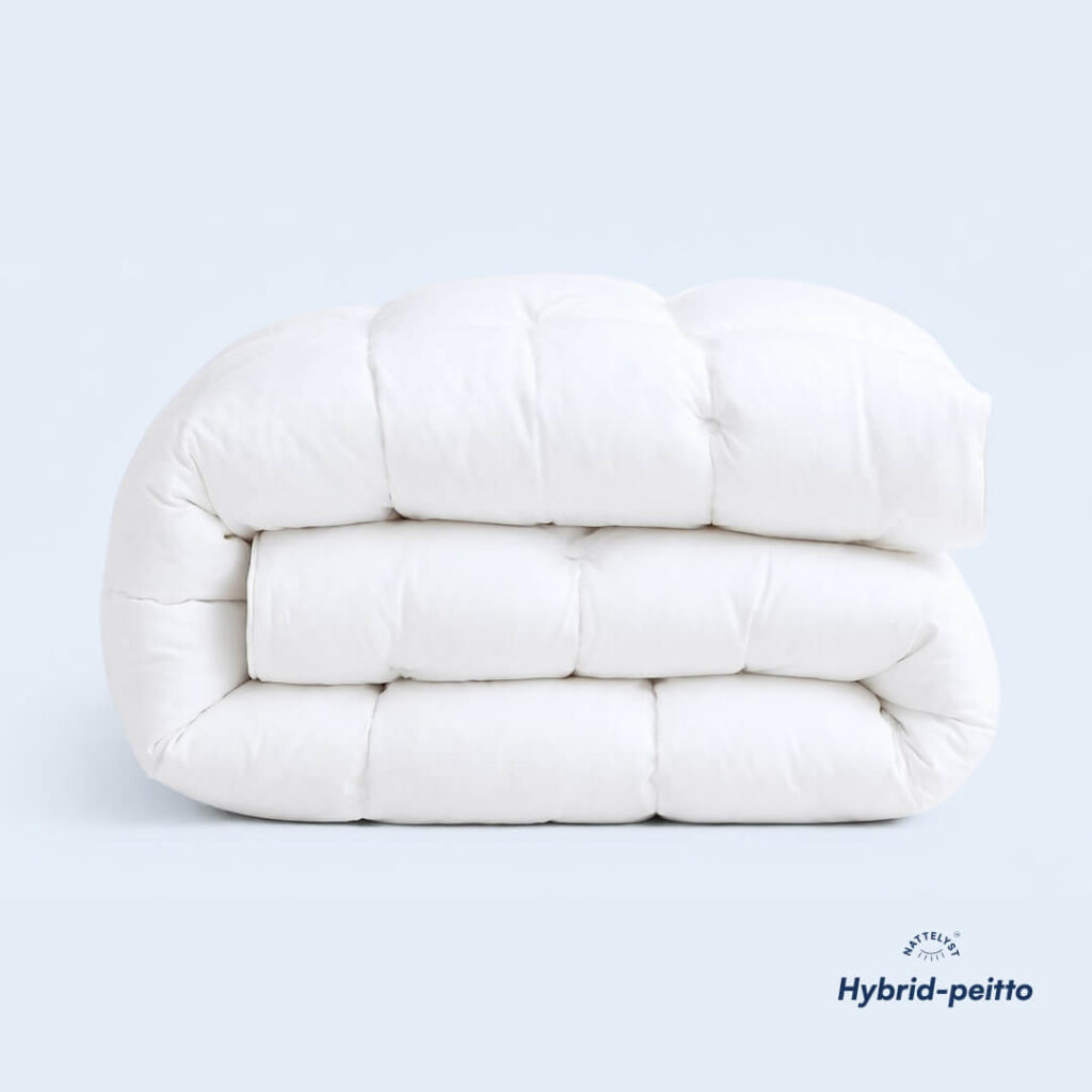 Gefaltete weiße Steppbettdecke auf hellem Hintergrund, voluminös und kuschelig