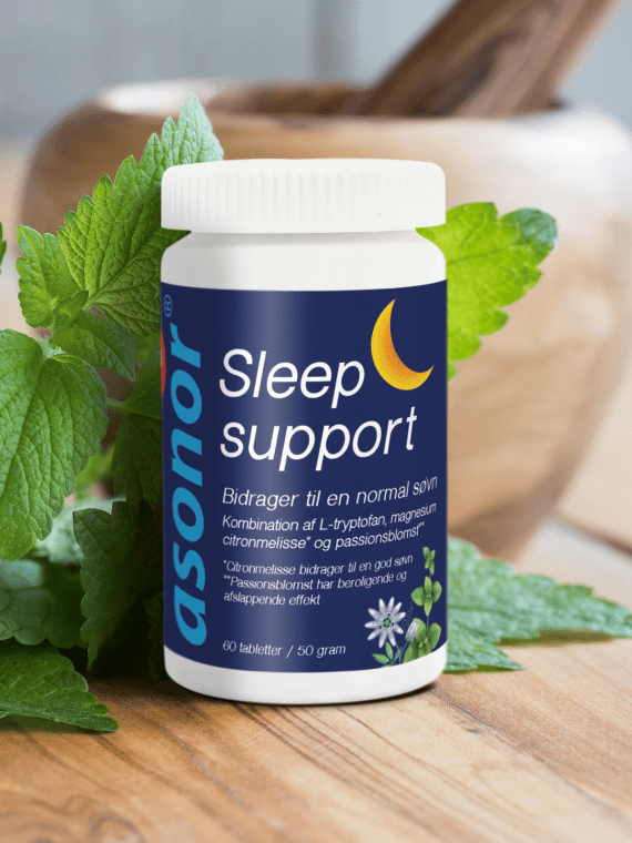 Weißes Nahrungsergänzungsmittel mit blauem Sleep support-Etikett und Mondsymbol, umgeben von Zitronenmelisseblättern